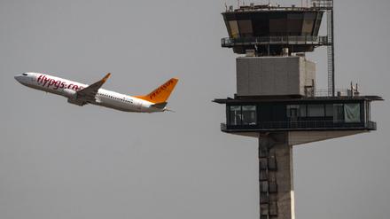 Eine Boeing 737 der türkischen Flugzeuggesellschaft Pegasus Airlines hebt vom Flughafen Berlin-Brandenburg „Willy Brandt“ ab und fliegt am Tower vorbei. (Symbolbild)