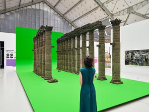 Abbas Akhavans Installation „curtain call, variations on a folly (2021–)„ re-inszeniert den zerstörten, 2000-jährigen Tempel von Palmyra.