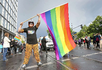 Demo für die Homo-Ehe in Berlin. Bei einer Kundgebung des Lesben- und Schwulenverbandes Berlin-Brandenburg (LSVD) am vergangenen Samstag forderten die etwa 500 Teilnehmer die Gleichstellung homosexueller Partnerschaften mit der Ehe.