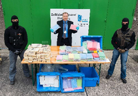Größter Fund von Kokain in den letzten Jahren in Hamburg: Der Zollbeamte Niels Hennig (M) präsentiert am Donnerstag die sichergestellten Pakete mit Kokain.