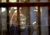 Ex-Präsident Mursi im Gerichtssaal nach dem Urteilsspruch.