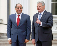 Wilkommen am Schloss Bellevue: Ägyptens Staatspräsident al Sisi (links) bei Bundespräsident Gauck.