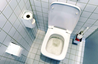 In Japan sitzen bei Erdbeben immer wieder Menschen in Aufzügen fest. Die Regierung denkt darüber nach, Toiletten in Aufzüge einzubauen.