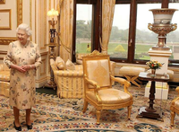 Queen Elizabeth II 2012 im Schloss Windsor.