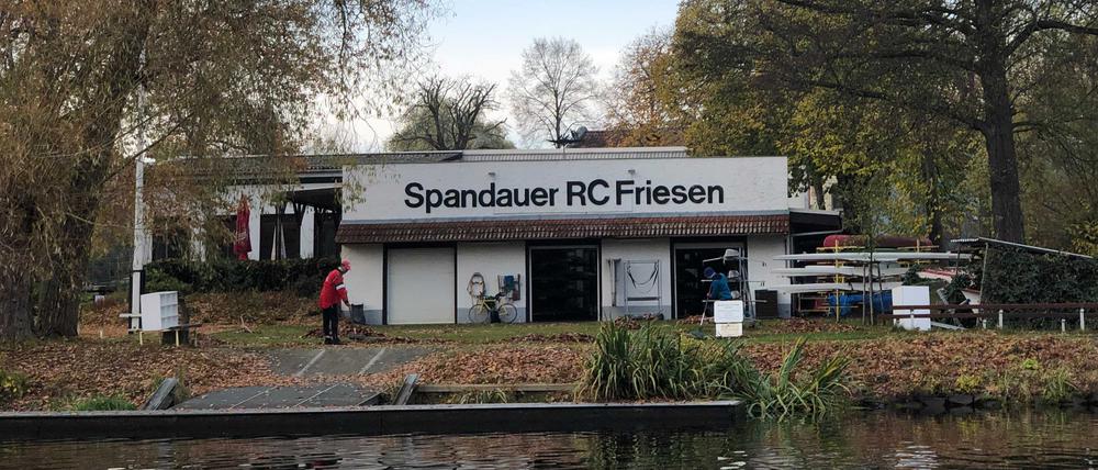 Der Ruderclub Friesen im November 2021, vom Wasser aus gesehen.