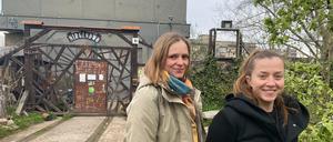Anne Käsinger und Sarah Nock vor dem Umweltbildungszentrum „Nirgendwo“ in Friedrichshain. 