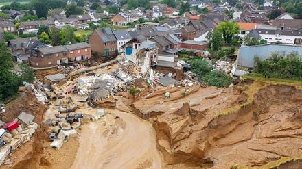 Nach dem massiven Erdrutsch in Erftstadt gab es mehrere Todesopfer in dem Ort.