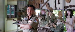 Aki Ra, geboren Anfang der 1970er Jahre als Eoun Yak, musste als Kindersoldat für die Roten Khmer kämpfen. Dabei legte er selbst unzählige Landminen.