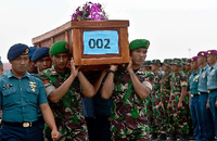 Ankunft der Särge mit den ersten geborgenen Opfern des Fluges QZ8501 auf dem Militärflugplatz in Surabaya.