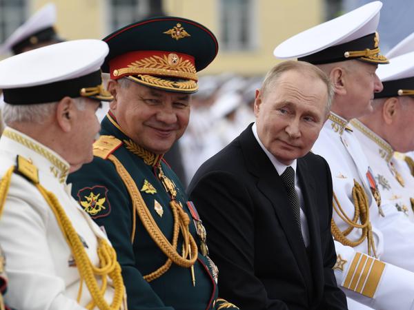 Der russische Präsident Wladimir Putin, begleitet vom russischen Verteidigungsminister Sergej Schoigu, während einer Militärparade im vergangenen Jahr.