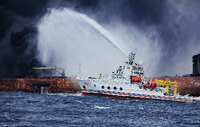 Ein Rettungsschiff am Freitag bei Löscharbeiten an der "Sanchi".