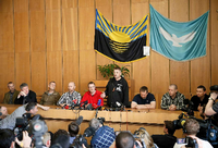 Pressekonferenz mit den festgehaltenen OSZE-Militärbeobachtern: Der selbsternannte Bürgermeister von Slawjansk, Wjatscheslaw Ponomarjow (stehend) führt seine Geiseln den Journalisten vor.
