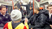Nationalelf on Tour. Die Fahrgäste der Tube durften sich am Dienstagvormittag über prominente Begleitung freuen - dank eines PR-Termins zum 150. Geburtstag des englischen Fußballverbands und der Londoner U-Bahn.