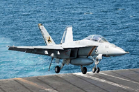 Ein US-Kampfflugzeug landet nach einem Einsatz gegen IS-Truppen auf dem Flugzeugträger "George H.W. Bush" im Golf.