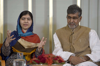 Malala Yousafzai gemeinsam mit Kailash Satyarthi, die beide den Friedensnobelpreis für ihren Einsatz für die Durchsetzung von Kinderrechten in der Welt zuerkannt bekamen. Am Mittwoch wird er in Oslo verliehen.