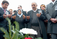 Angehörige des im April 2006 von der Neonazi-Terrorgruppe ermordeten Halit Yozgat bei einer Trauerfeier am 6. April dieses Jahres in Kassel.