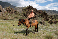 Hoch zu Ross. So zeigt sich Russlands Präsident Wladimir Putin gern, hier auf einem Foto aus der südsibirischen Region Tuva im August 2009.