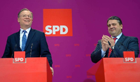 Beifall für Niedersachsens SPD-Spitzenkandidaten Stephan Weil von Parteichef Sigmar Gabriel. Der knappe rot-grüne Sieg verhilft der Opposition im Bund zu mehr Macht im Bundesrat