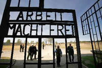 Zynische Inschrift am ehemaligen Lagertor des KZ Sachsenhausen, der heutigen Gedenkstätte.
