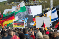Rechtspopulismus, grenzüberschreitend. Der niederländische Politiker Geert Wilders bei einem Pegida-Aufmarsch im April 2015 Dresden .