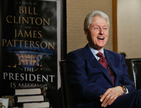 Bill Clinton, ehemaliger Präsident der USA, stellt seinen Thriller vor.