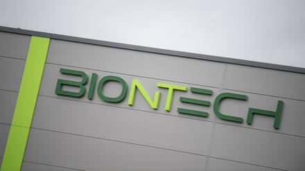 Das Logo und der Schriftzug der Firma Biontech steht auf der Fassade eines neuen Gebäudes in einem Gewerbegebiet von Mainz. 