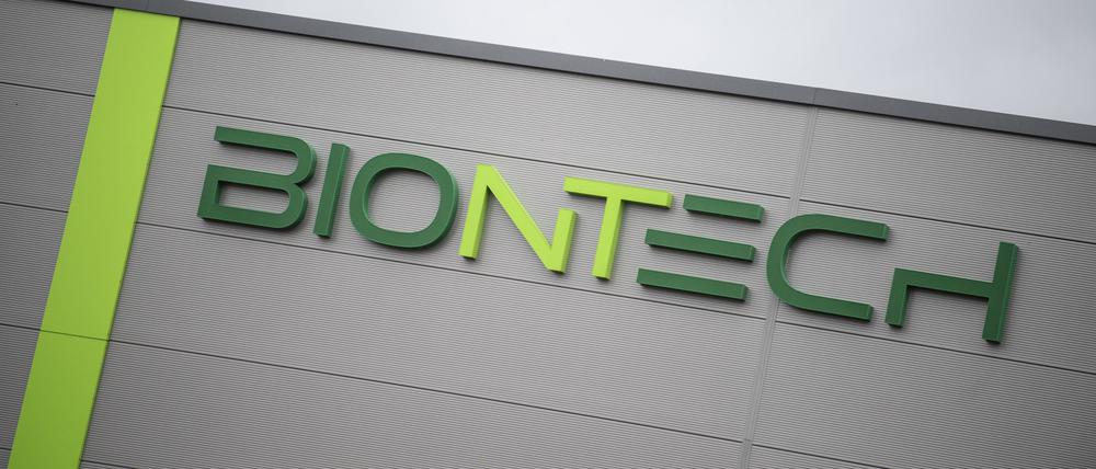 Das Logo und der Schriftzug der Firma Biontech steht auf der Fassade eines neuen Gebäudes in einem Gewerbegebiet von Mainz. 