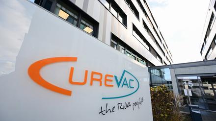 Das Logo des Biotechnologieunternehmens Curevac, aufgenommen vor dem Firmensitz. 