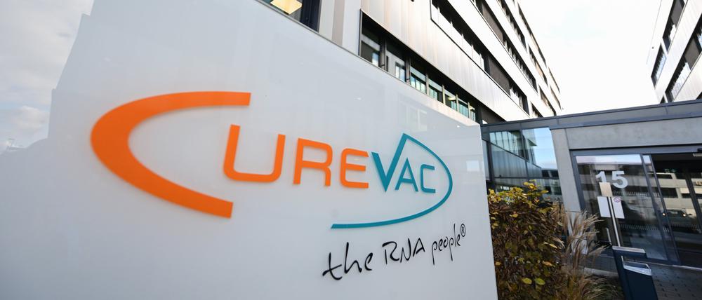 Das Logo des Biotechnologieunternehmens Curevac, aufgenommen vor dem Firmensitz. 