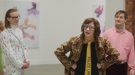 Alt, exzentrisch und endlich berühmt. Maria Lassnig (Birgit Minichmayr) inspiziert ihre Ausstellung. 