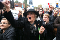 In schwarzer Kleidung protestierten am Montag Frauen in Polen gegen das Abtreibungsverbot.