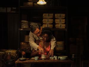 Erotische Tee-Zeremonie. Han Chang und Nina Mélo in „Black Tea“ von 
Abderrahmane Sissako, einer von drei afrikanischen Filmen im Wettbewerb.