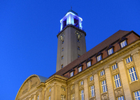 Der Turm auf dem Rathaus Spandau leuchtet in den Farben blau und weiß. Damit honoriert der Bezirk die Leistungen des Fußball-Bundesligisten Hertha BSC Berlin.