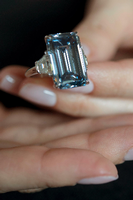 14,62 Karat, Oppenheimer Blau, mehr als 50 Millionen Euro für diesen Diamanten.