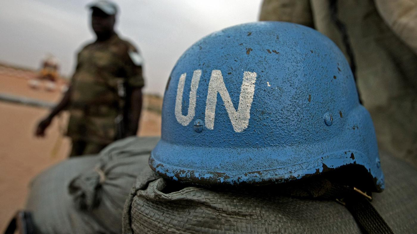 Один день из жизни миротворца. Миротворческая каска ООН. Шлем Миротворца ООН. Миротворческая миссия ООН - каска. Шлем миротворческие силы ООН.
