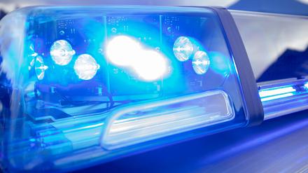Blaulicht eines Polizeifahrzeugs (Symbolbild)