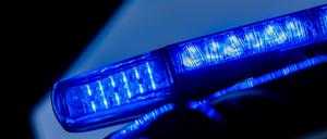 ARCHIV - 07.03.2024, Nordrhein-Westfalen, Düsseldorf: Ein leuchtendes Blaulicht auf einem Einsatzfahrzeug. (zu dpa: «15-Jähriger bei Messerangriff in Bonn lebensgefährlich verletzt») Foto: Rolf Vennenbernd/dpa +++ dpa-Bildfunk +++