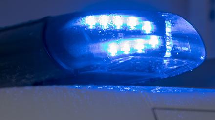 Blaulichter leuchten auf einem Streifenwagen der Landespolizei Mecklenburg-Vorpommern. 
