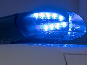 Blaulichter leuchten auf einem Streifenwagen der Landespolizei Mecklenburg-Vorpommern. 