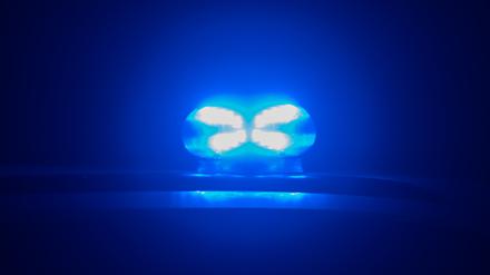  Blaulicht leuchtet auf dem Dach eines Polizeiautos. 