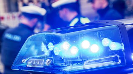 Ein 13-jähriger Junge soll zwei Fußgängerinnen in Berlin-Lichtenberg mit einer Softair-Pistole beschossen haben. Die Polizei beschlagnahmte die Waffe.