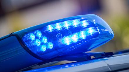 Ein Blaulicht ist auf dem Dach eines Polizeifahrzeugs zu sehen (Symbolbild).