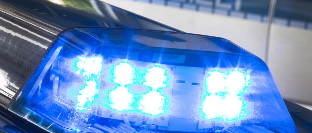 ARCHIV - 27.07.2015, ---: Ein Blaulicht leuchtet auf dem Dach eines Polizeiwagens. (Illustration zu dpa: "Siebenjähriger nach Messerangriff in Regensburg gestorben") Foto: Friso Gentsch/dpa +++ dpa-Bildfunk +++