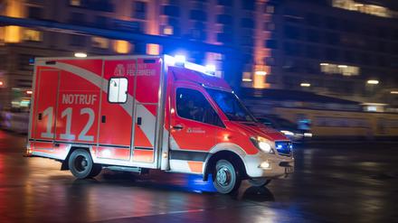 Bei einem Unfall mit einer Tram in Berlin-Karlshorst ist am Dienstagabend ein Mann schwer verletzt worden.