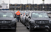 Neuwagen von Mercedes-Benz stehen auf dem Autoterminal der BLG Logistics Group in Bremerhaven (Bremen).