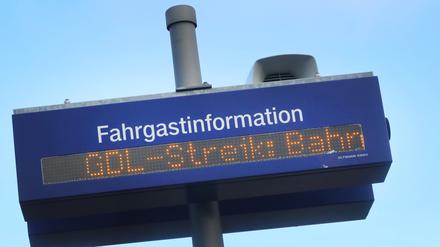 Blick im Ostseebad Warnemünde auf eine Fahrgastinformation der Deutschen Bahn mit dem Schriftzug GDL-Streik Bahn im Mittelpunkt. 