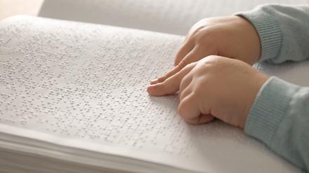 Ein Braillezeichen besteht aus sechs erhabenen Punkten, angeordnet wie auf einer Würfel.