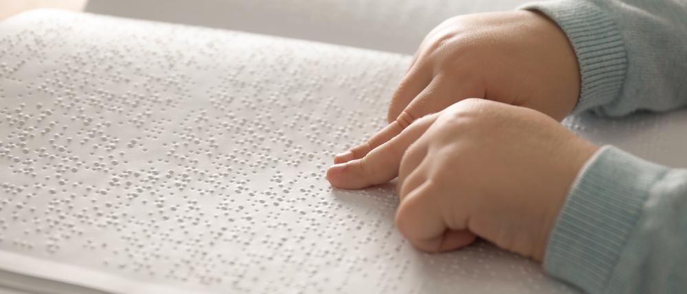 Ein Braillezeichen besteht aus sechs erhabenen Punkten, angeordnet wie auf einer Würfel.
