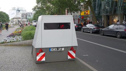 In der Tauentzienstraße in Berlin-Schöneberg hat die Polizei nach dem jüngsten tödlichen Unfall einen mobilen Tempo-Blitzer aufgestellt.