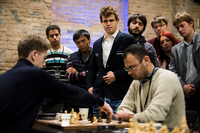 Schachweltmeister Magnus Carlsen (Mitte) beobachtet bei der Blitzschach-Weltmeisterschaft in Berlin eine Schachpartie.